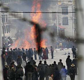 Manifestantes incendeiam carros no Tibete